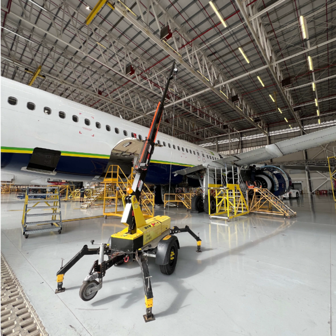 Detalhes da estrutura do AMX sob asa de um grande avião comercial, destacando robustez e adaptabilidade.