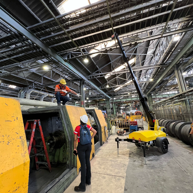 AMX em operação dentro de fábrica complexa, evidenciando aplicação em ambientes industriais.