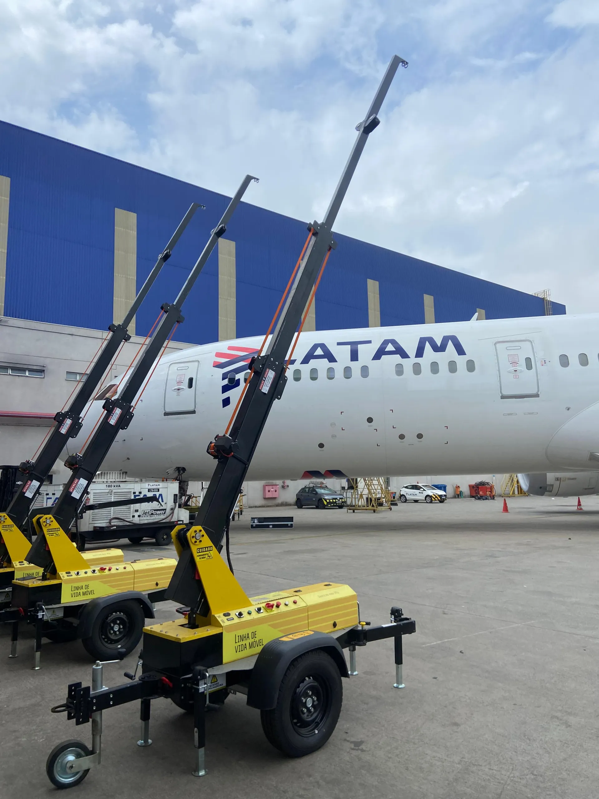 Três unidades AMX linha de vida móvel posicionadas no pátio da LATAM Airlines