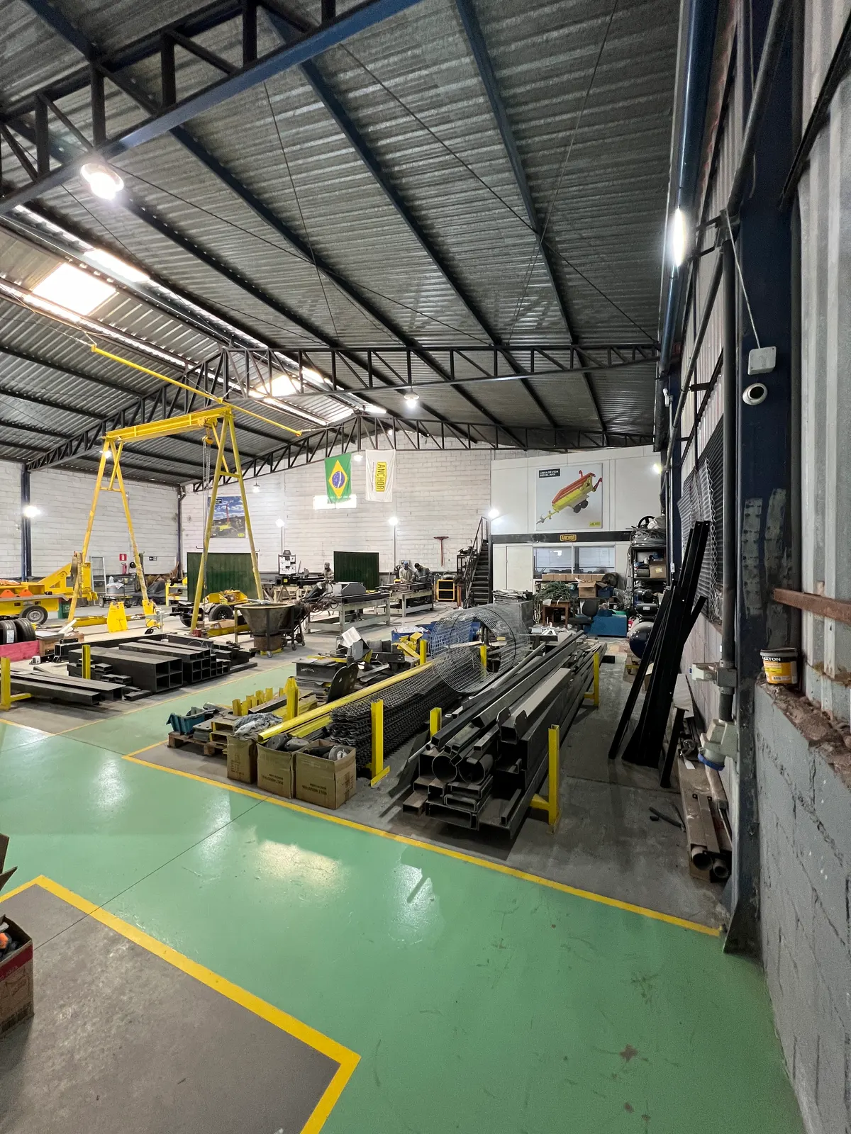 Nave industrial de Anchor en Belo Horizonte con pórtico y estructuras metálicas