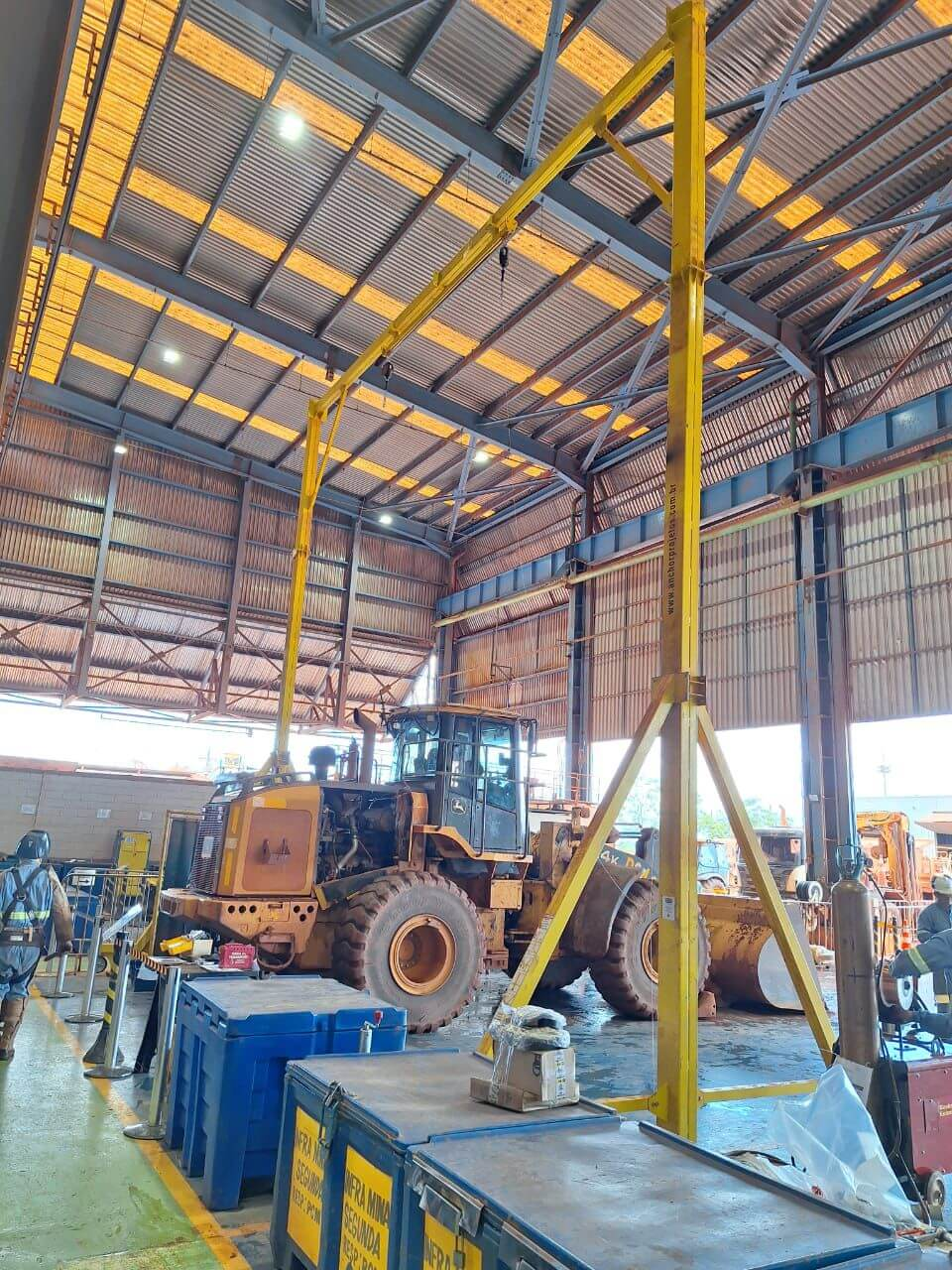 Pórtico móvel de ancoragem Anchor em ambiente industrial, estrutura para trabalho em altura NR-35