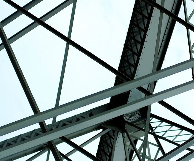 Engenheiro Anchor realizando levantamento de campo para diagnóstico de segurança em altura em planta industrial