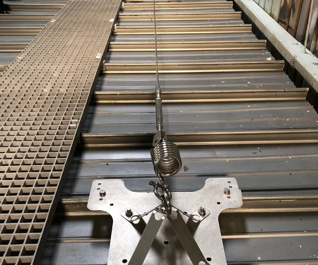 Linha de vida flexível tipo aranha instalada em telhado industrial, ancoragem sem perfuração NR-35